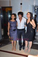 Kareena Kapoor, Shahrukh Khan, Gauri Khan at Ra One Completion bash in Esco Bar on 31st July 2011 (87).JPG